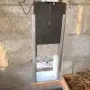 Porte poulailler automatique et solaire la terceira monté à l'intérieur d'un poulailler béton avec cellule solaire déportée.